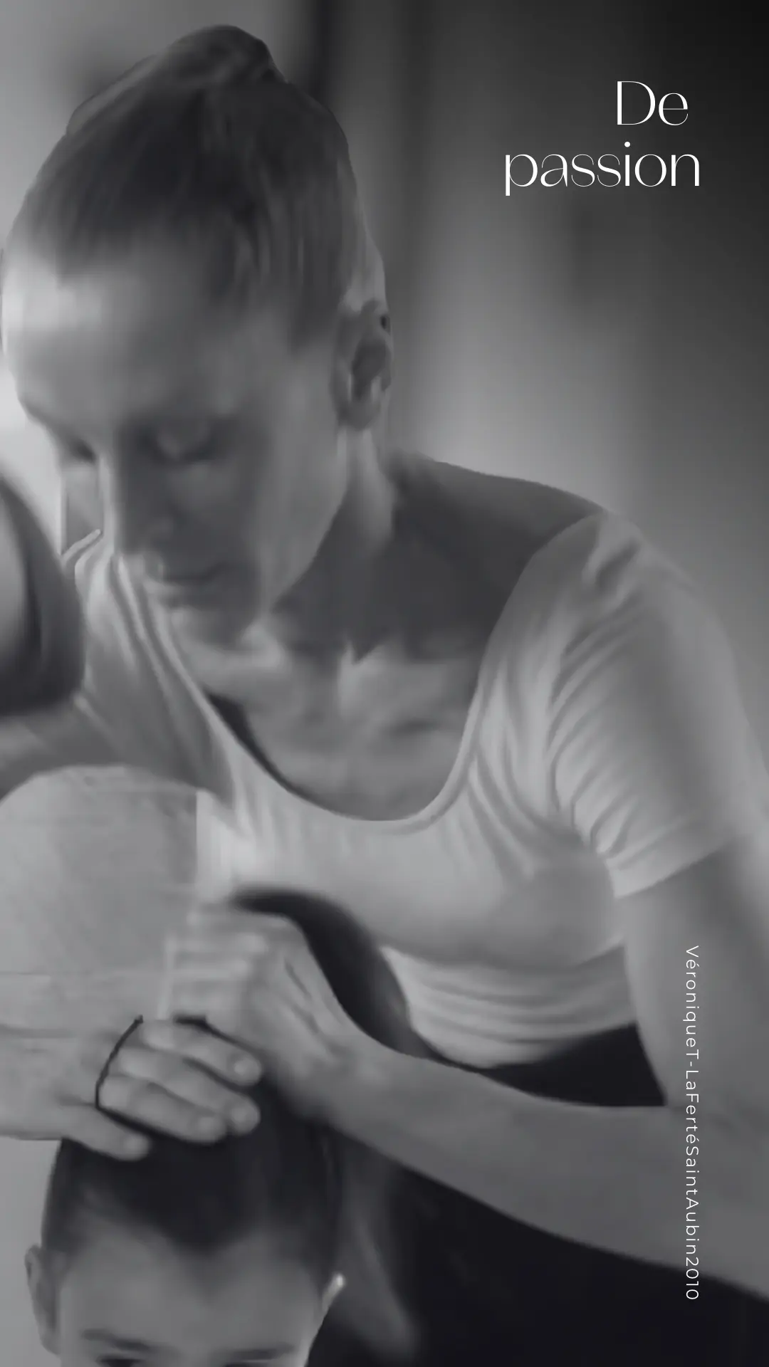 Véronique Tartreau fait un chignon à une  jeune élève
